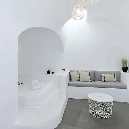 Alluvial Santorini Apartment Mesariá