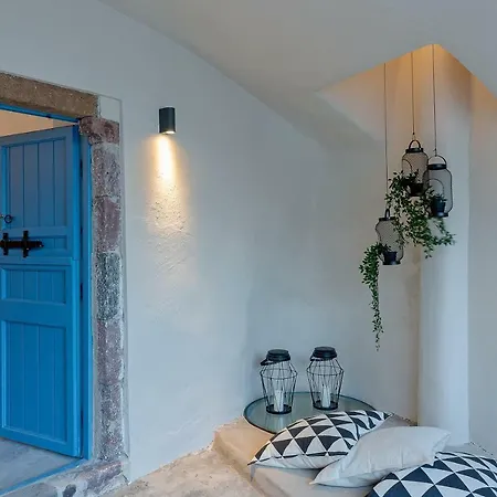 Alluvial Santorini Apartment Mesariá